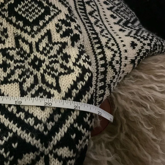 “Scandinavian” Style Embroidered Hook And Eye Closure Long Sleeved Sweater. - Picture 13 of 14